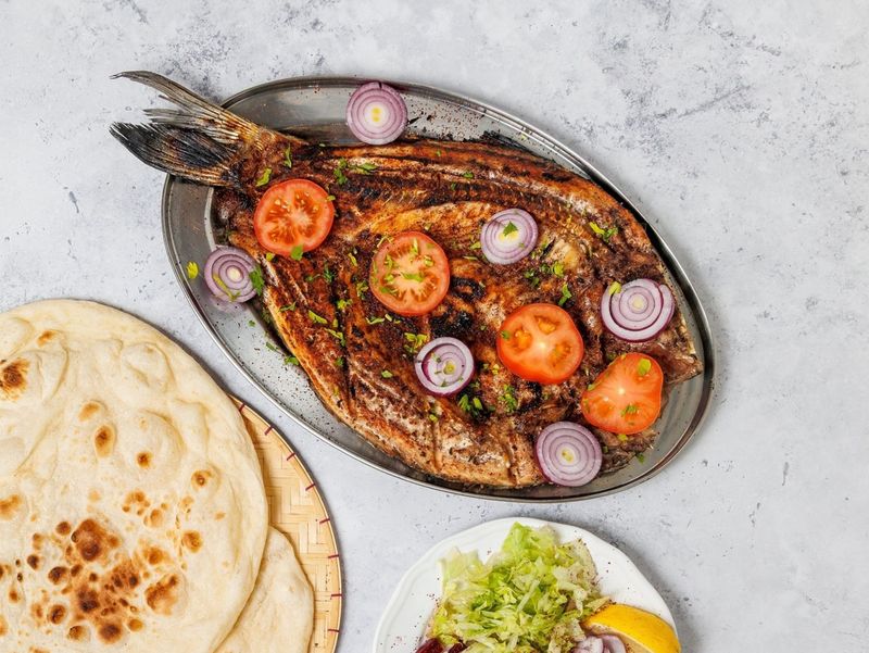 Dekket bord med grillmat, mezze og tilbehør hos Lulu